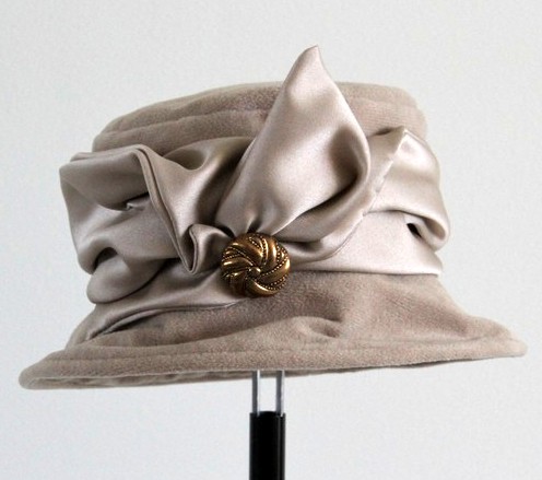 A 1920s doll cloche hat front view